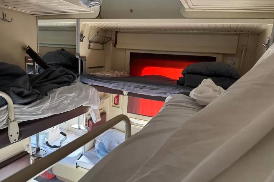 Выкупил все купе, пошел есть, вернулся - а там сидят мама с сыном: искренняя история путешественника РЖД