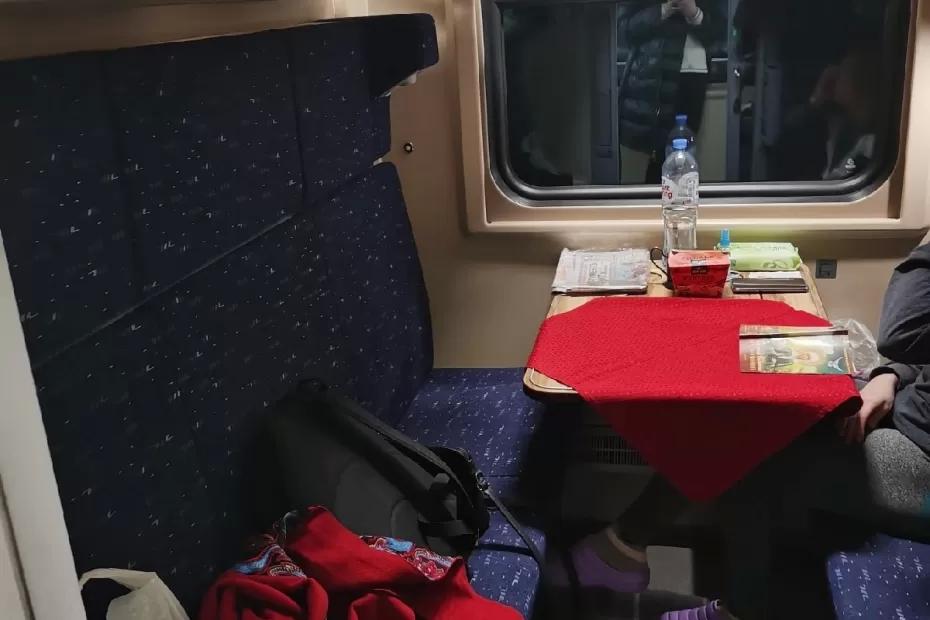 В купе ввалилась барышня с ребенком - поставила чемодан на мою полку: без вызова начальника поезда не обошлось