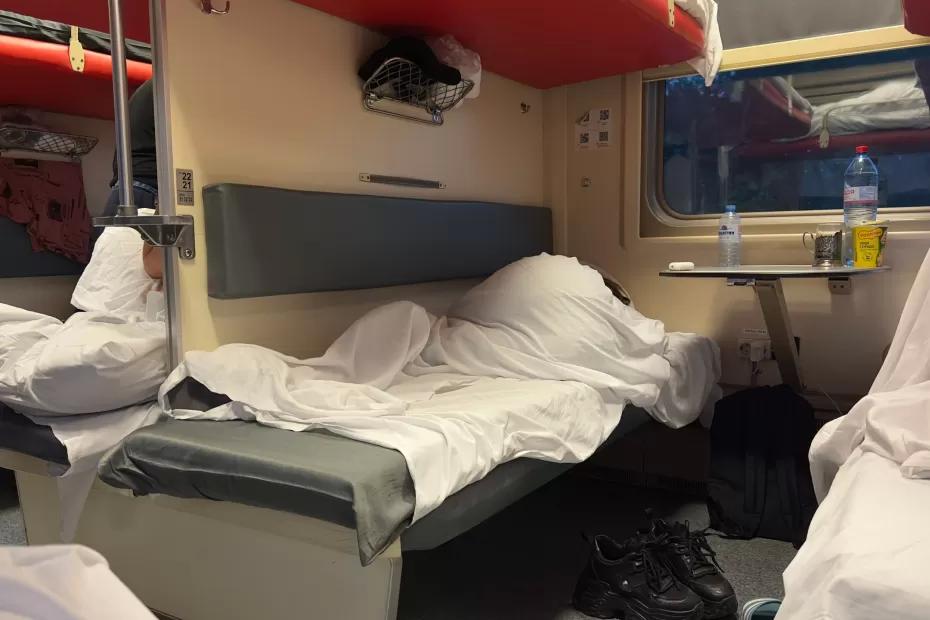 «Не хотел на верхнюю полку и лёг на пол». Проводница рассказывает о конфликтах в поездах