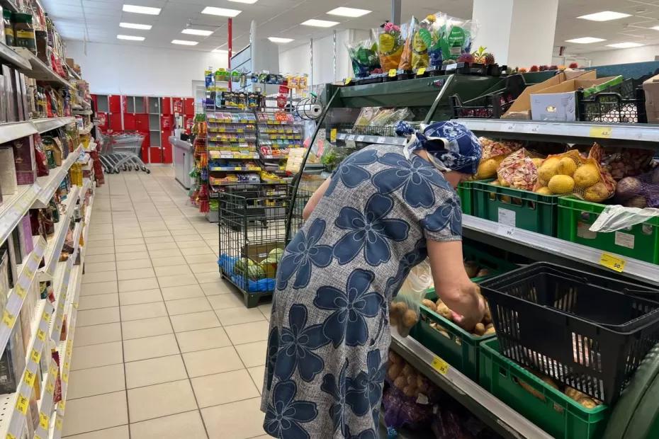 Заметила год назад, как пожилая женщина в супермаркете застилает дно тележки пакетом. Сама теперь так постоянно делаю