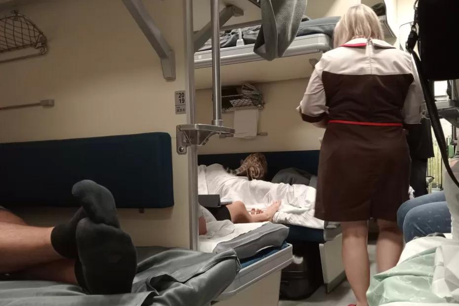 Женщина с ребенком зашла в туалет без очереди - и пробыла там до окончания поездки