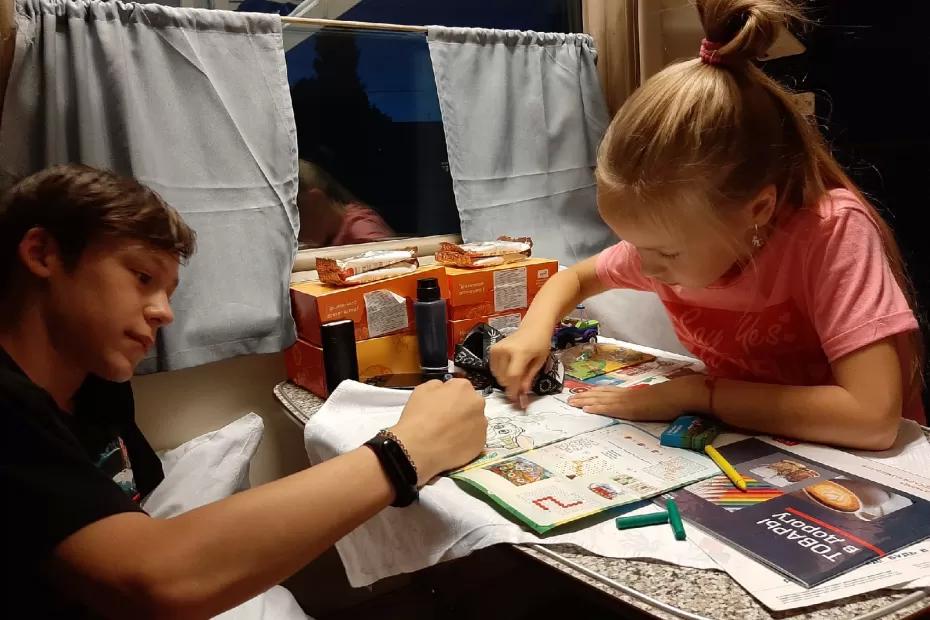 «Располагайтесь»: проводница пригласила в мое купе пару с 2 детьми из плацкартного вагона, хотя я выкупил все места