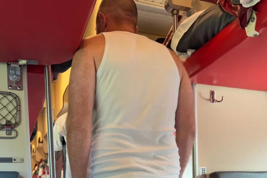 «Душно здесь, а вы такие красивые»: мужчина пробрался в купе к девушкам и учинил скандал - помогло всего 1 действие