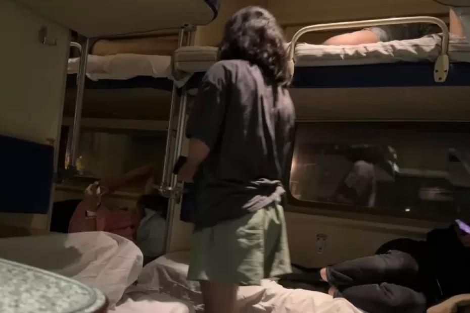 «Поедешь там»: наглая пенсионерка просто закинула мой матрас на верхнюю полку и заняла нижнюю