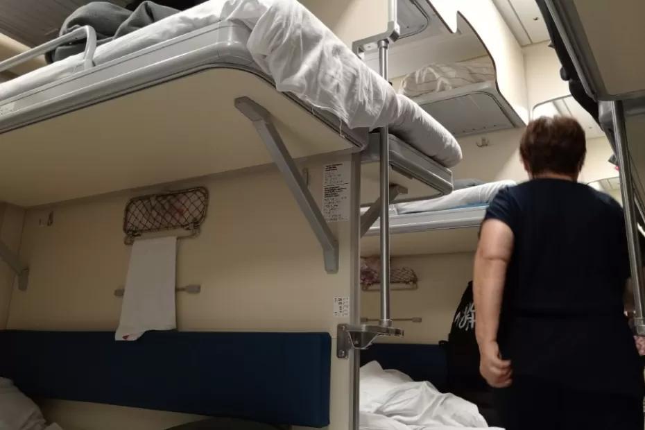 «Вы обязаны мне уступить!»: наглая бабушка перекинула свои вещи на нижнюю полку и отказывалась уходить - помогло лишь 1 действие