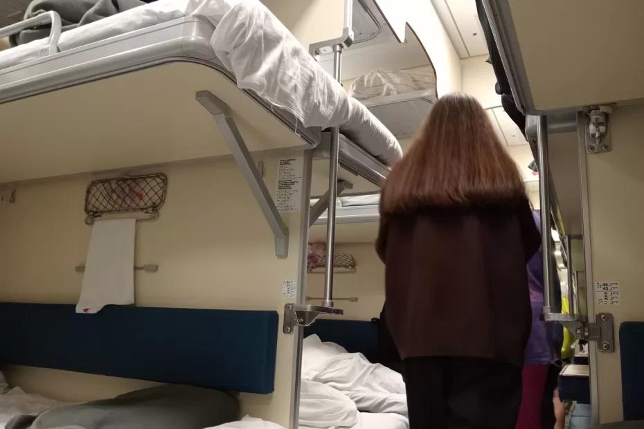 Разозлил проводницу просьбой - уверен, что она плюнула мне в чай: реальный случай в поезде