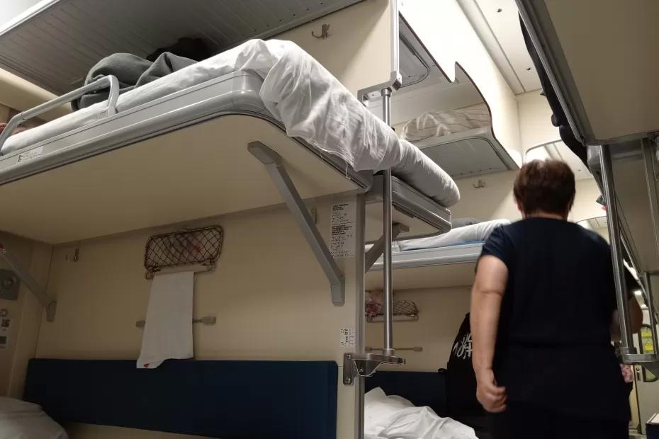 Кот-беглец, дед с бородой и чужое бельё: 5 смешных и реальных историй о полках и попутчиках в поезде