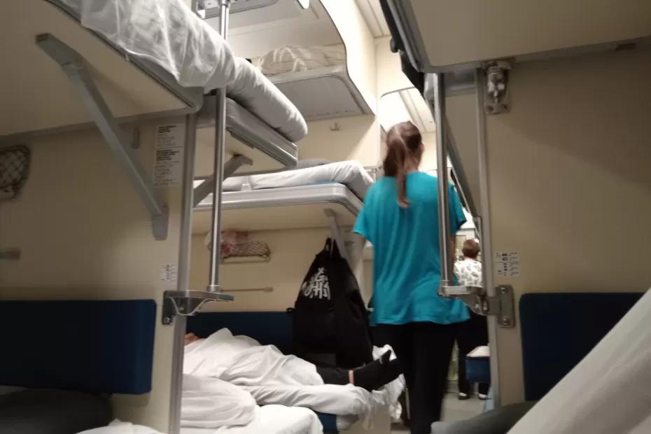 Одна хитрость спасает от проблем: как отвечать в поезде, если просят уступить нижнее место