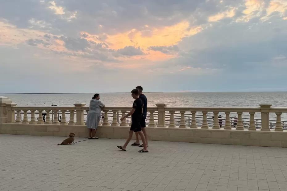 Почему русские туристы любят купаться в море, а иностранные гости - нежиться у бассейна