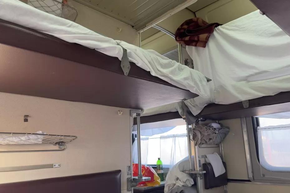 «Не видите, я с ребёнком еду - уступите!» Пенсионер не сдался, беременная устроила переполох