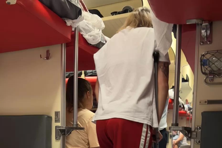 «Нижняя полка для мамы с ребенком - и точка»: в поезде «яжемать» устроила истерику - пыталась прогнать женщину со своего места