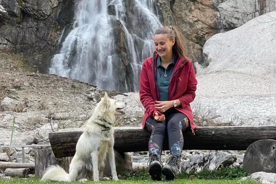 От приюта к вершинам: как екатеринбургская дворняжка Белка стала профессиональным гидом для туристов