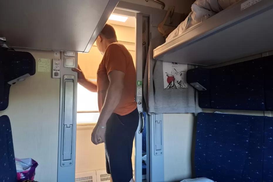 Захожу в купе, а там сюрприз - чужая парочка лежит на моём постельном белье: реальная история