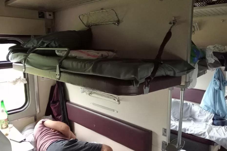 В главном споре РЖД поставлена точка: имеет ли право пассажир запрещать сидеть на «своей» нижней полке соседу сверху