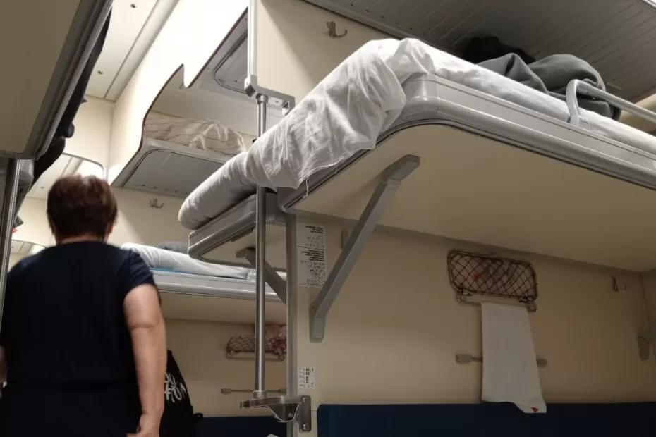 Что делать, если попутчик просит поменяться полками и мешает спать - у закона ответ только один
