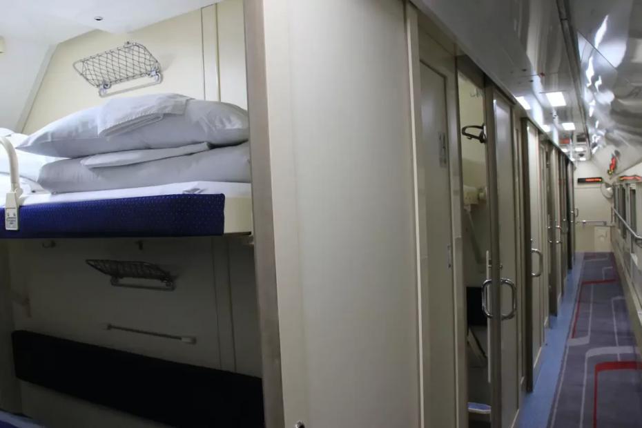 Купил билет в СВ за 10 тысяч, вдруг заходит пара из плацкарта с просьбой поменяться: «Жадный, думает только о себе»