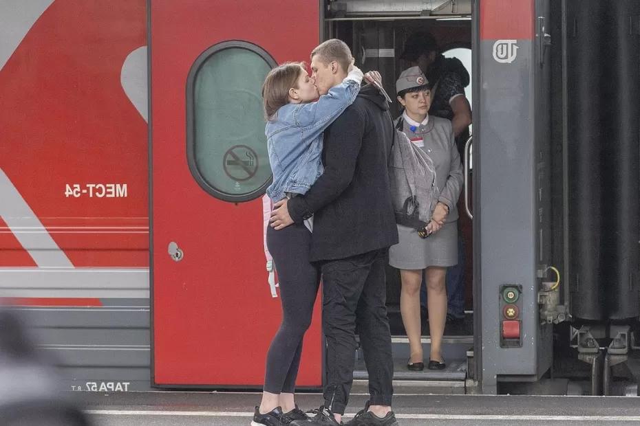 «Купил билет в СВ, вдруг заходит пара из плацкартного вагона и просит поменяться»: как правильно поступить и не нарваться на скандал - практические советы бывалого путешественника