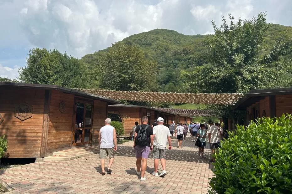 В Абхазии живут тунеядцы? Спросил местных мужчин, почему они не работают посреди дня