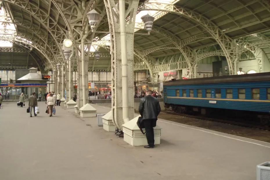 Ситуация в купе с молодой хамоватой парочкой все наглядно показала: никогда больше не помогу с багажом в поезде