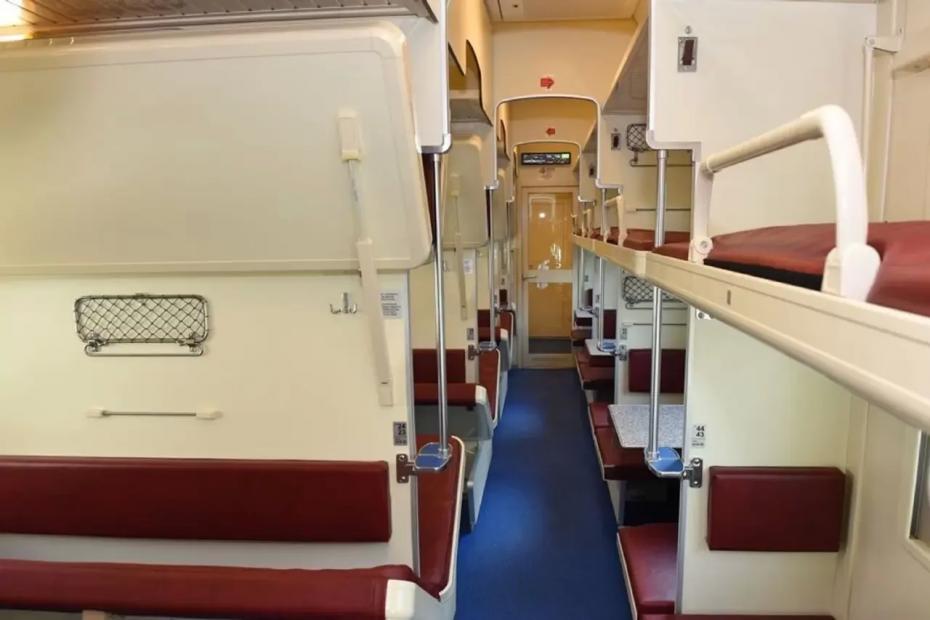 Ночью в поезде вдруг почувствовала под подушкой чью-то руку - вскочила, а рядом ошарашенная попутчица