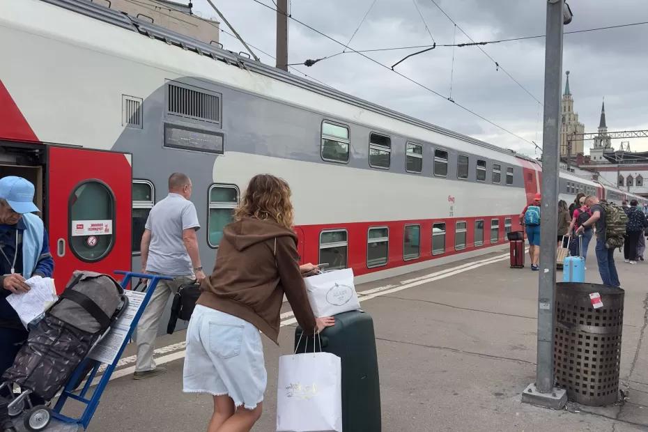 Оставленный в поезде ребёнок: как безответственные родители ушли в вагон-ресторан, оставив двухлетнего сына одного в запертом купе