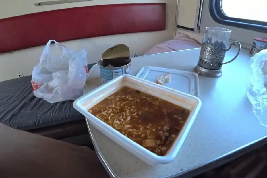 «У меня ногти свежие, я не полезу наверх, а то сломаю!» - спор за нижнюю полку, который запомнился всему вагону