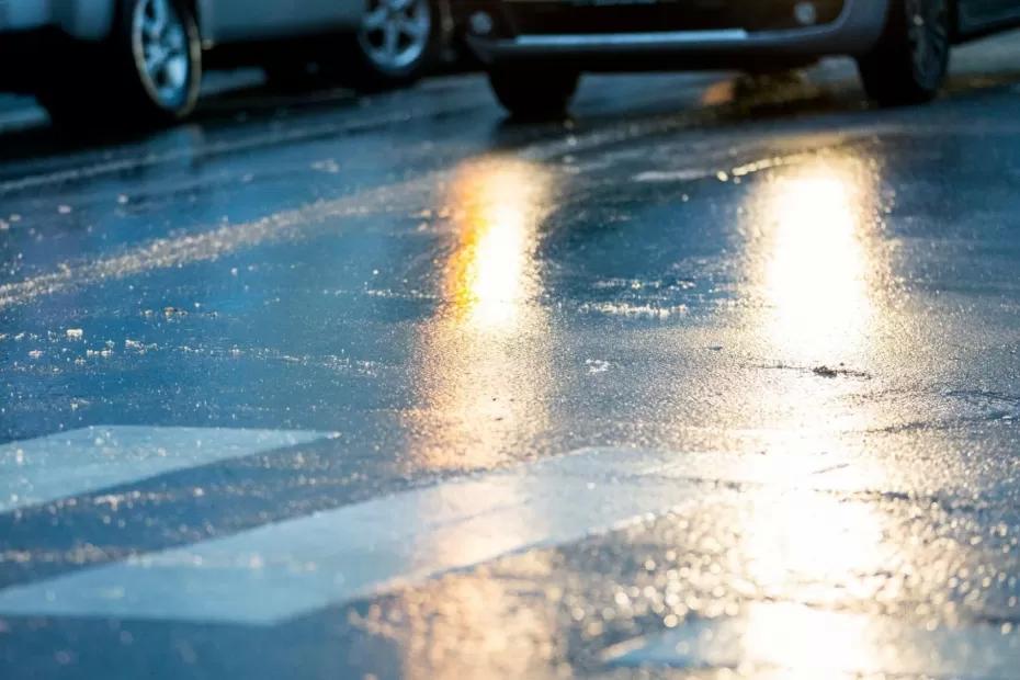 Синоптики предупредили о гололедице и мокром снеге в Свердловской области в выходные