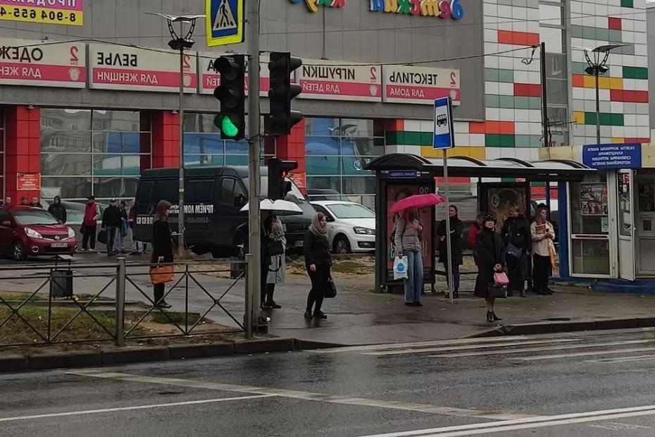 Метеорологи предупреждают россиян о гололёде, сильном ветре и грозах: прогноз на ближайшие дни