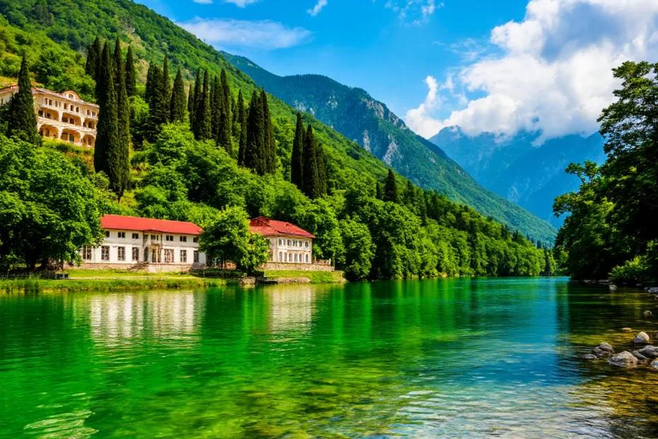 «После сезона сидят и в ус не дуют: сколько на самом деле получают абхазы - все не так радужно