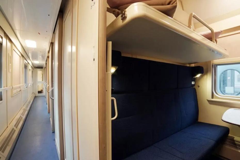 Уступили пенсионерам нижние полки - и горько пожалели: на полку залезть не могли, зато за продуктами рванули быстрее ветра