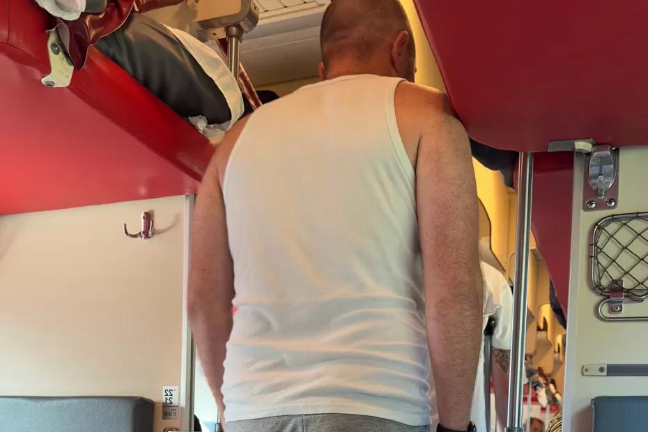 «Ты меня не уважаешь!»: пьяный попутчик грохнул кулаком по столу, уронив мою книгу на пол - проводник лишь пожал плечами