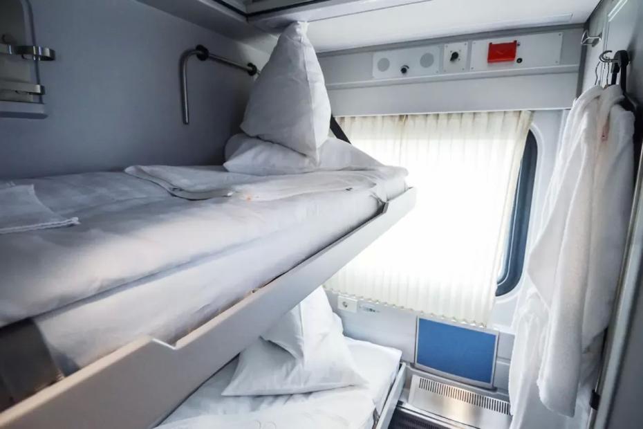 Этот пассажир принес в купе еду, но это был еще не самый страшный сюрприз - история из поезда, которую невозможно забыть