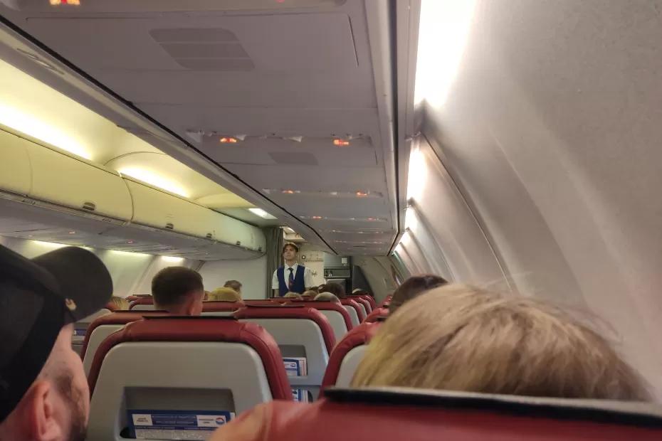 Стюардесса рассказала, почему в самолет нельзя надевать джинсы или кроссовки