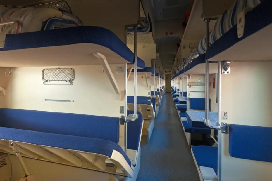 Еду со сломанной рукой, а дама просит уступить ей нижнее место, чтобы флиртовать с попутчиком - очередное безобразие в поездах