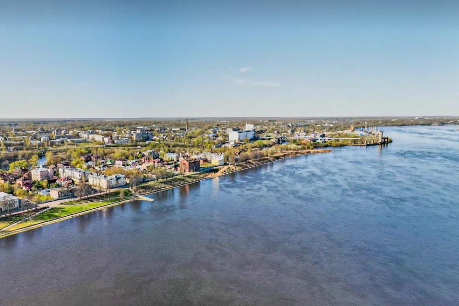 У нас на Волге есть изумительный город, а они опять в Европу едут: старинные улочки, красивейшая набережная - поеду еще много раз