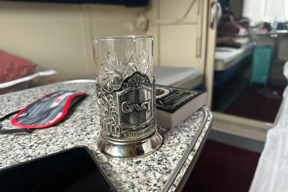 Соседи снизу не пустили к столику, но скоро пожалели: отплатил за «доброту» сполна - как поставить наглых попутчиков в поезде на место