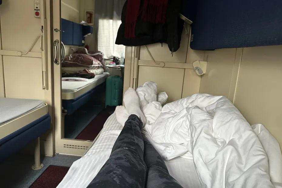 Рассказываю как я проучил жадных попутчиков за 27 часов пути: «Ваша полка верхняя - там и сидите»