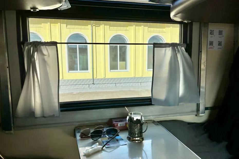 Купила место у окна по двойному прайсу, а проводница подсадила женщину с тремя чемоданами