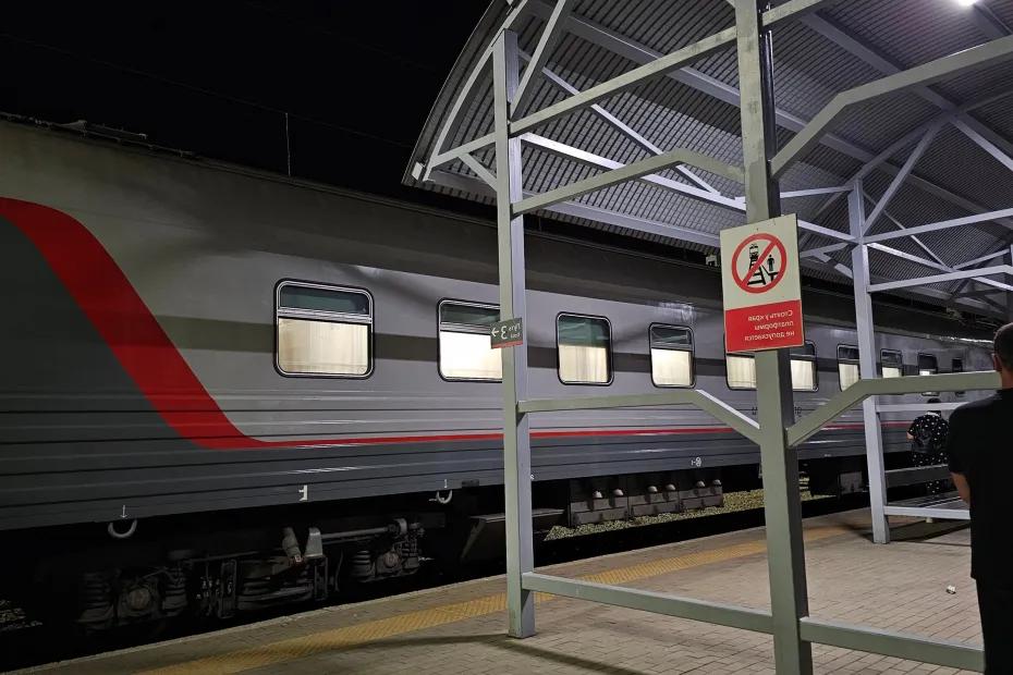 Выкупила нам с сыном все купе, а проводница взяла и посадила к нам трех вахтовиков - это что за новые правила от РЖД