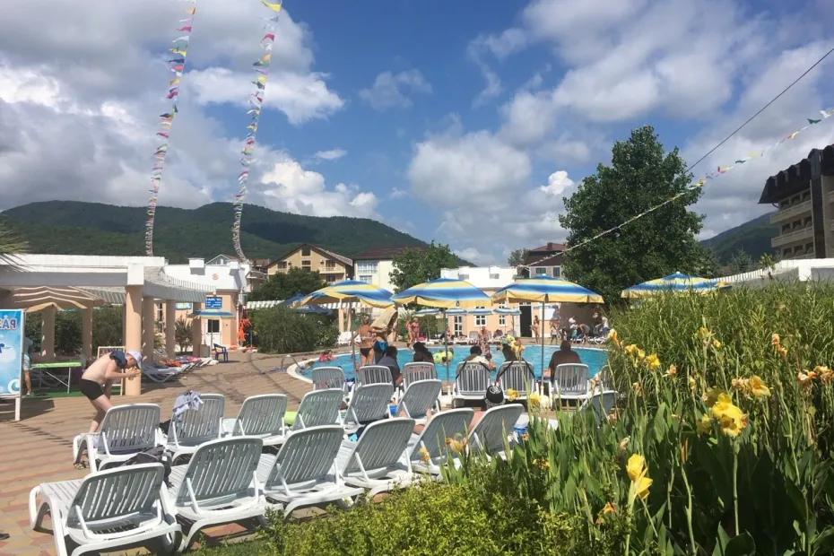 Съездили в Сочи на Новый год и пожалели: шторм сносит с ног, набережная пустая, вокруг нетрезвая и шумная молодёжь - честный отзыв