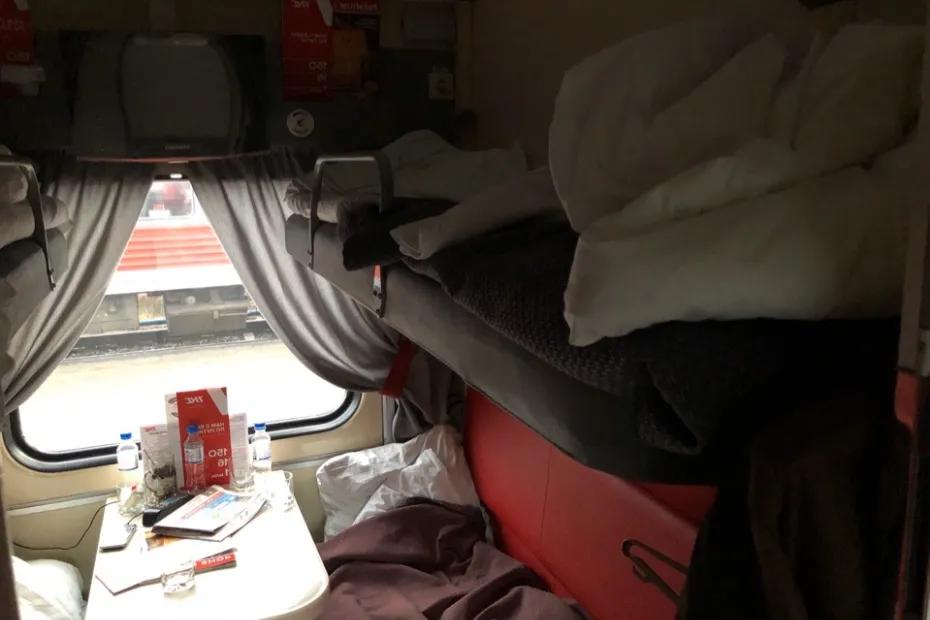 &laquo;Захожу в купе, на моей нижней полке уже сидит дед и начинает учить меня жизни&raquo; - что делать в такой ситуации