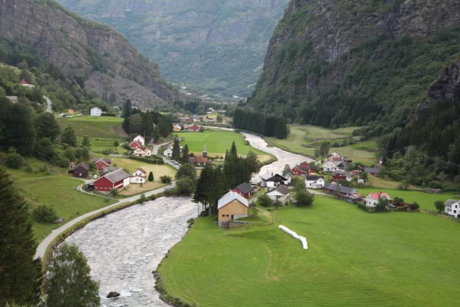 Норвежская деревня выглядела как мечта, но мы сбежали - вот что заставило нас покинуть этот &laquo;райский&raquo; уголок