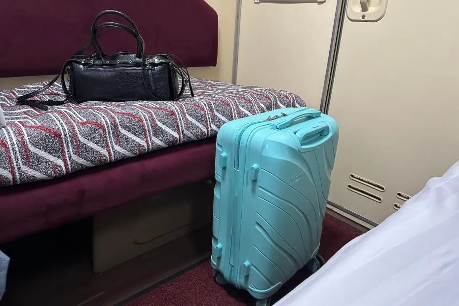 &laquo;Вашей сумке здесь не место&raquo;, - заявил попутчик и выставил чемодан в проход. Но в итоге без вещей остался именно он