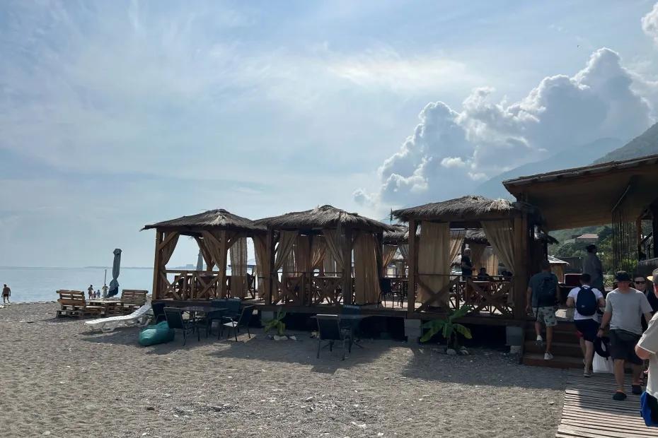 Работают 3 месяца в году: как живут абхазы на деньги от туризма