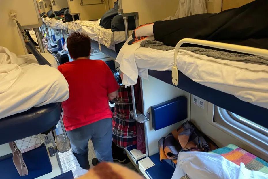 Новые плацкарты РЖД: личный столик, душ и розетки для всех. Когда поезда станут комфортнее - и что изменится для пассажиров