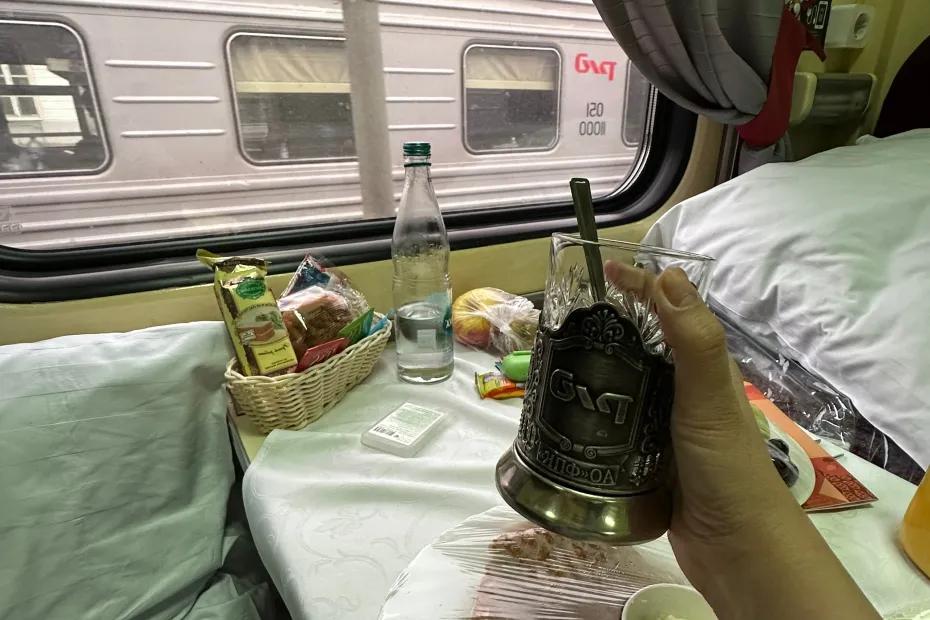 Мой хитроумный план сработал - как я заставил их передумать: соседи по плацкарту не пустили поесть за столиком