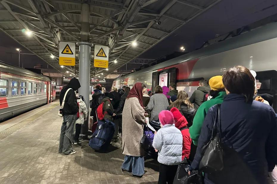 Нижняя полка не для ног: соседка в поезде встала в кроссовках на мою постель - чем все закончилось