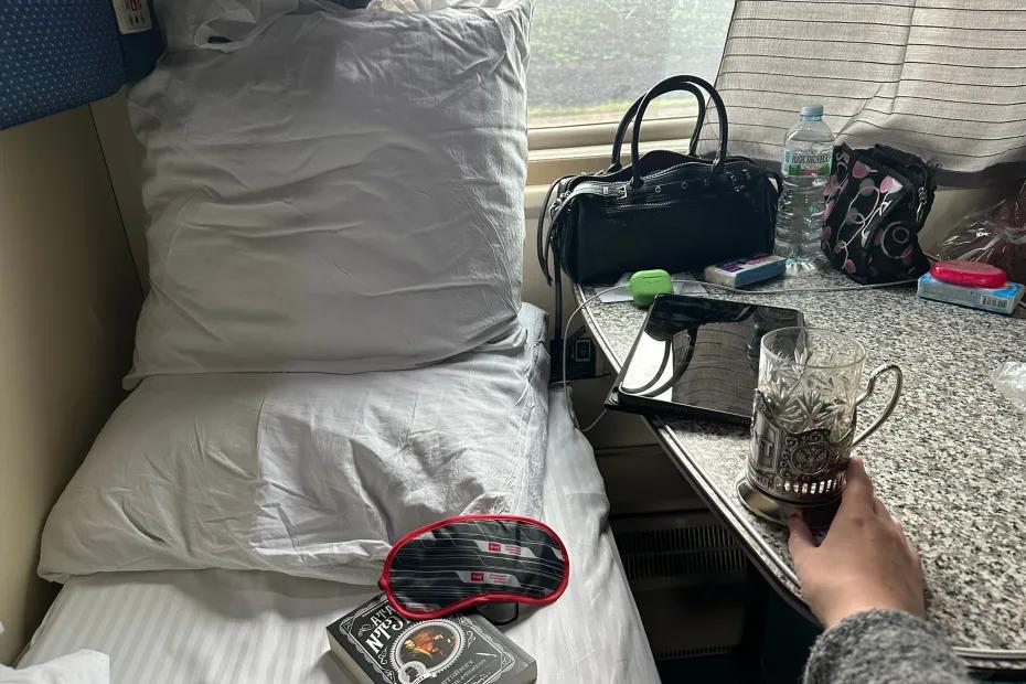 Хитрый попутчик с верхней полки сломал систему - поставил складной стул у столика и ел часами у меня под носом: вот что я придумал в ответ