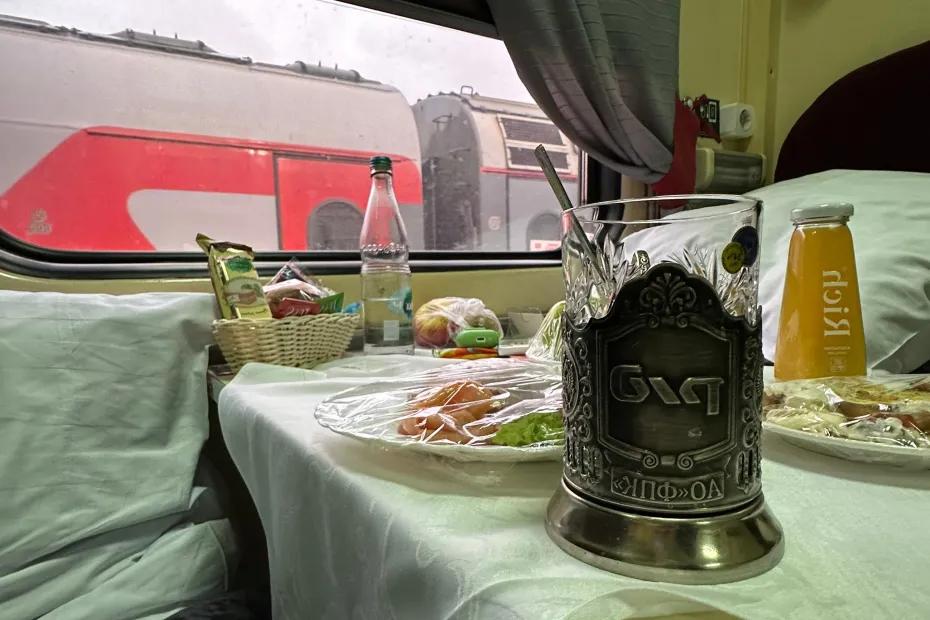 &laquo;Столик уступлю, но сидеть на своём месте не дам&raquo;: стал очевидцем разборок в поезде - что говорят правила РЖД