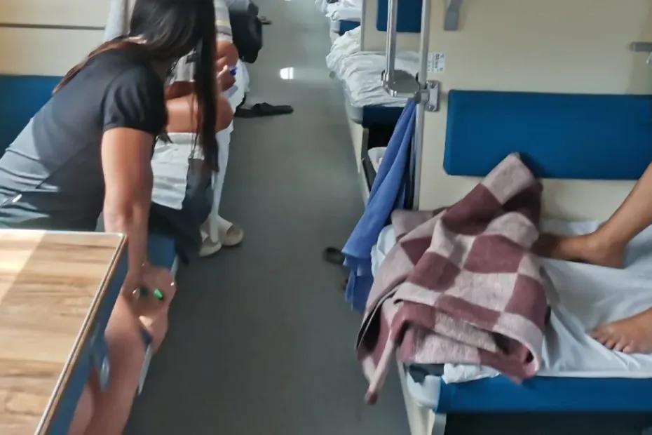 Уступила старикам нижние полки и пожалела: пенсионеры преподали урок на всю жизнь